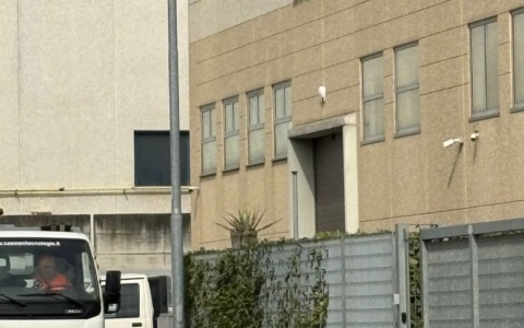 Bedizzole: sei mezzi distrutti da un incendio