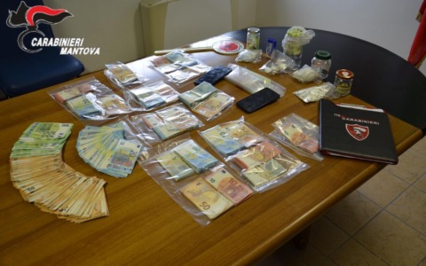 Castiglione delle Stiviere: due marocchini arrestati mentre nascondono droga nel terreno
