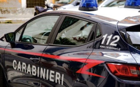 Marito aggredisce la moglie con tubi di metallo, il figlio di 9 anni chiama i carabinieri