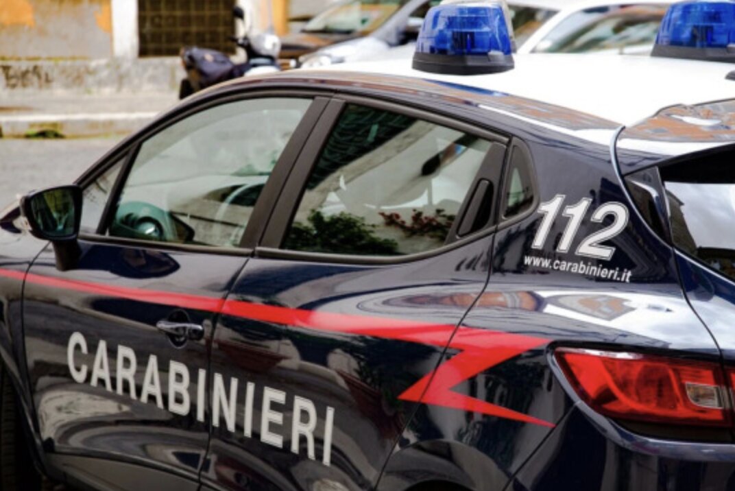 Marito aggredisce la moglie con tubi di metallo, il figlio di 9 anni chiama i carabinieri