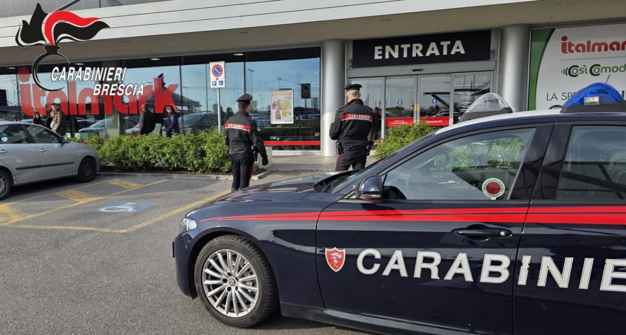 Un 32enne ruba cinque bottiglie di alcolici in un supermercato e aggredisce un dipendente
