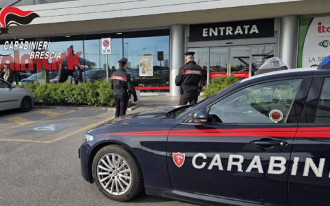 Un 32enne ruba cinque bottiglie di alcolici in un supermercato e aggredisce un dipendente