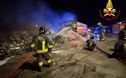 Castenedolo: incendio nel rimorchio di un autoarticolato in un’azienda