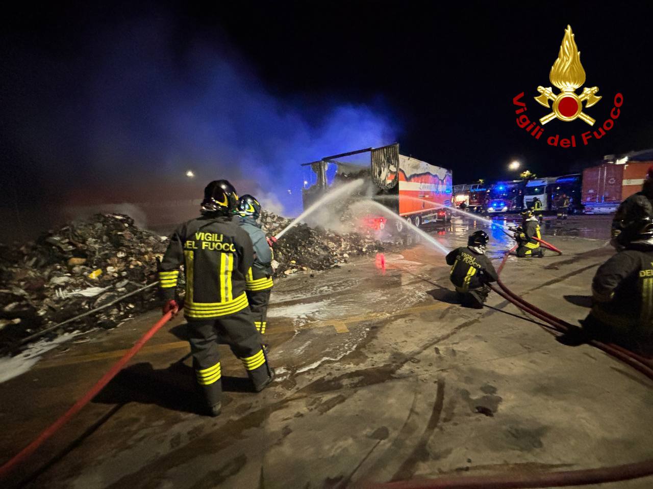 Castenedolo: incendio nel rimorchio di un autoarticolato in un’azienda