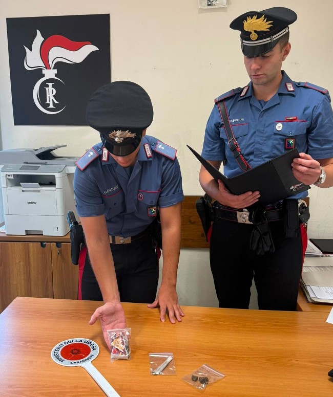 Arresto di un giovane con sostanze stupefacenti in casa e per strada