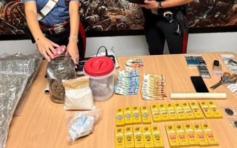 Carabinieri entrano in due abitazioni, sequestrati oltre tre chili di droga e un arresto effettuato