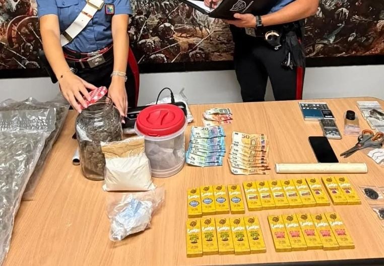 Carabinieri entrano in due abitazioni, sequestrati oltre tre chili di droga e un arresto effettuato